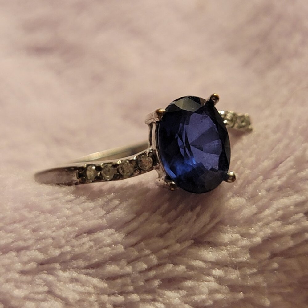 Oval-cut blue Sapphire Diamond Accent Ring